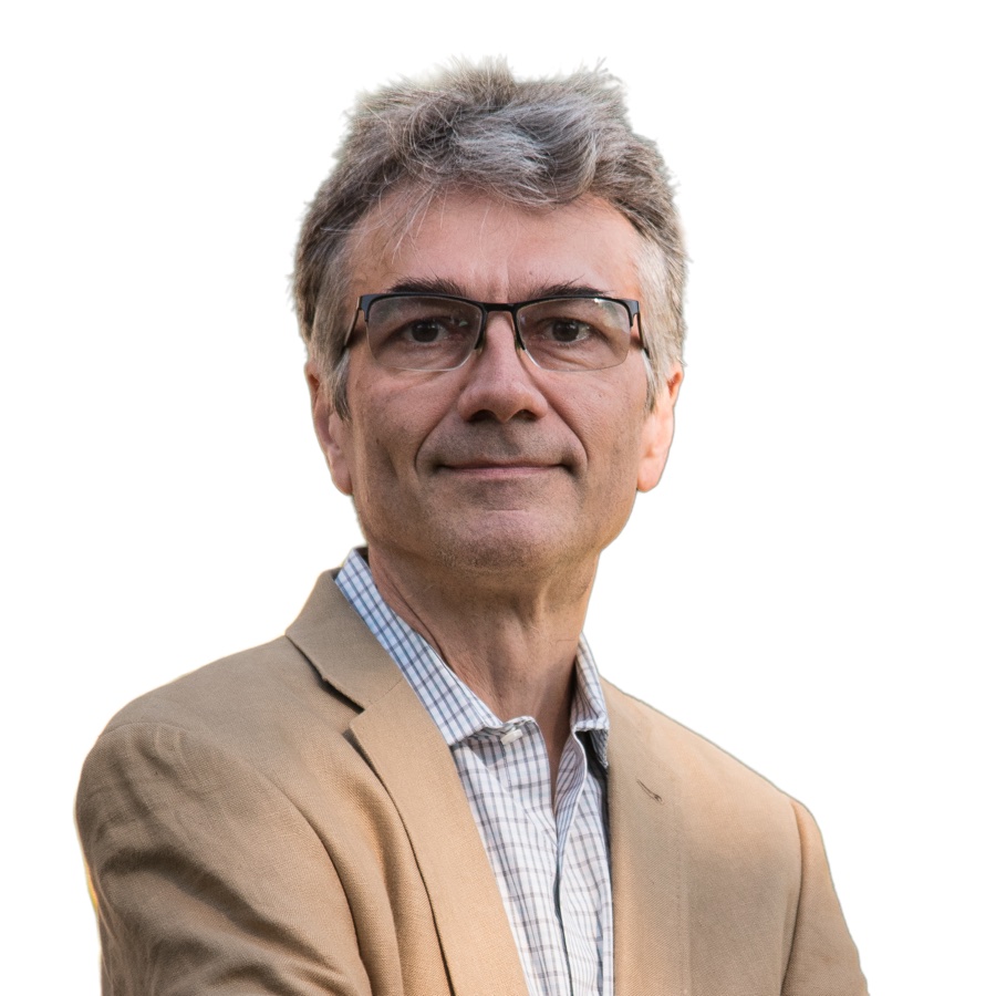 Portrait of Andreas Volmer, Consig's Head of Product, outdoors in a tan jacket and checked shirt.